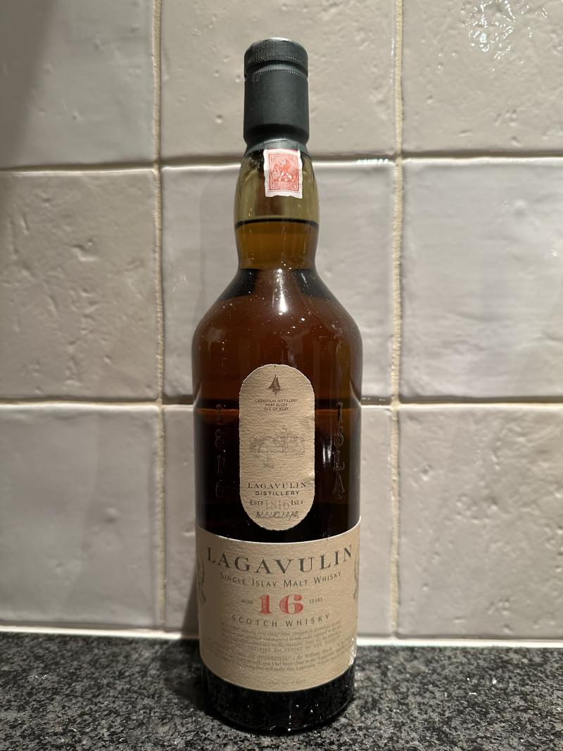 Lagavulin 16-year-old - Whiskybase - Ratings and reviews for whisky